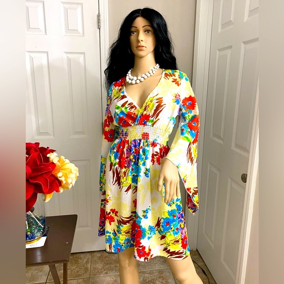 Dresses & Skirts - Elastic waist summer floral dress with long flared sleeves. Great design.